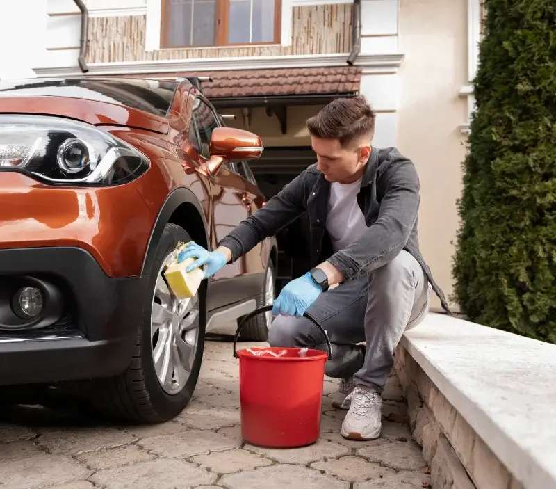 Lavage auto à domicile Savignac-les-Églises : professionnel intervenant sur un véhicule